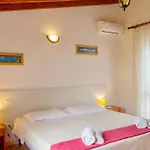 Apartmanhotel With Swimming Pool A Few Minutes From