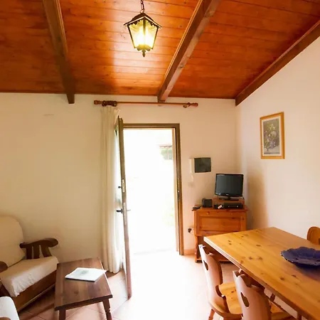 With Swimming Pool A Few Minutes From מלון דירות 3*